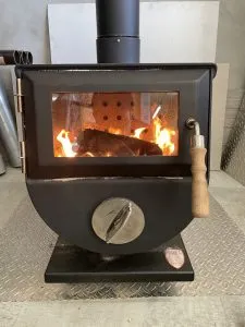 寒い社内も薪ストーブとペレットストーブでぽっかぽか🔥
